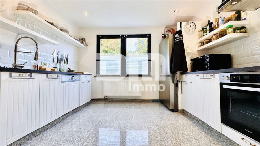 Umfassend saniertes Ein- Zweifamilienhaus auf großem Grundstück in Traumlage - EG WE1 Linker Gebäudeteil Küche mit EBK offen